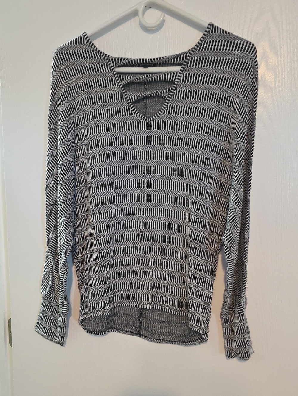 Buckle Black and White Long Sleeve V-Neck Stripe Top